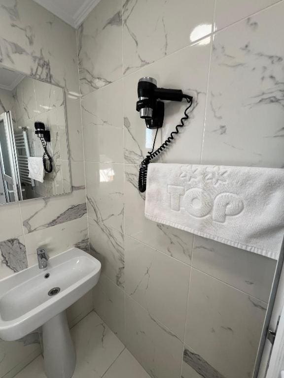 Deluxe Double Room with Extra Bed room - Image 2