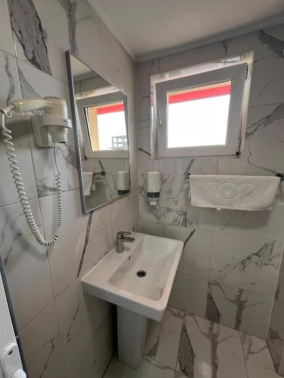 Deluxe Triple Room room - Image 2