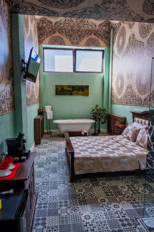 Deluxe Suite with Spa Bath room - Image 2