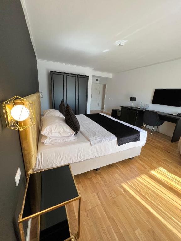 Deluxe Double or Twin Room with Balcony room - Image 3