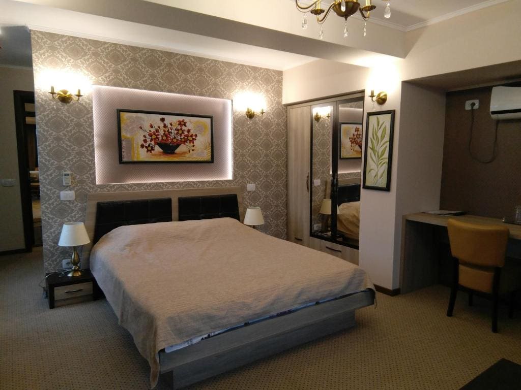 Double Room with Private Bathroom room - Image 3
