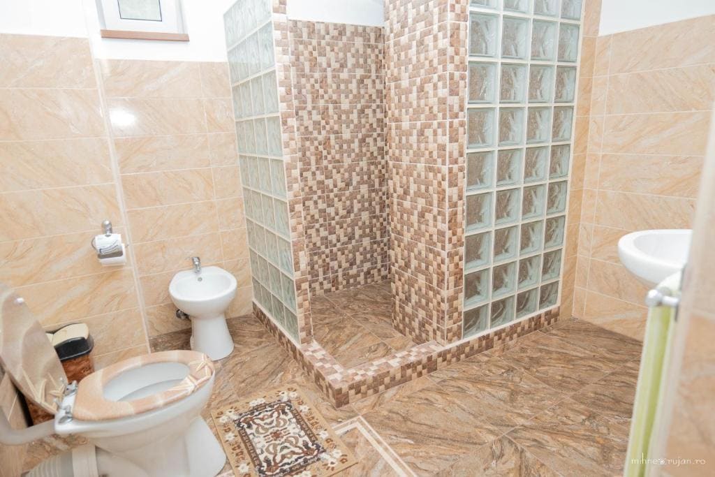 Deluxe Double Room with Bath room - Image 3