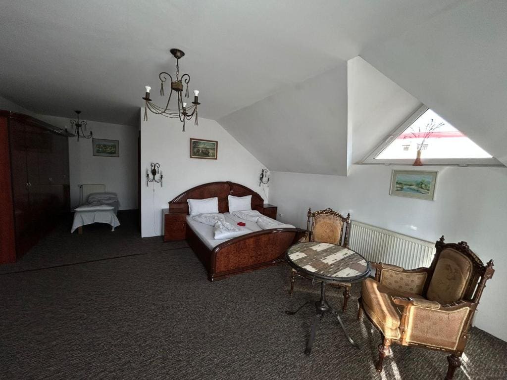 Deluxe Double Room with Bath room - Image 3
