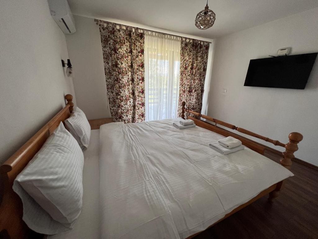Family Room with Balcony room - Image 2