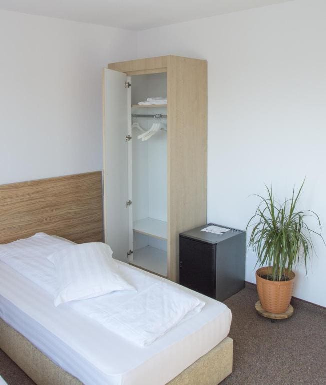 Twin Room with Private Bathroom room - Image 3