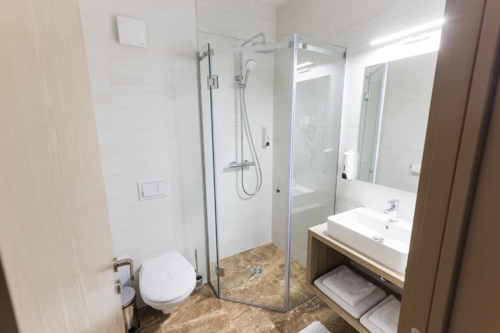 Twin Room with Balcony room - Image 2
