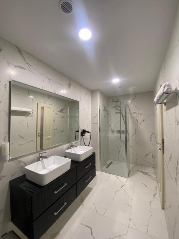 Deluxe Double Room with Extra Bed room - Image 3