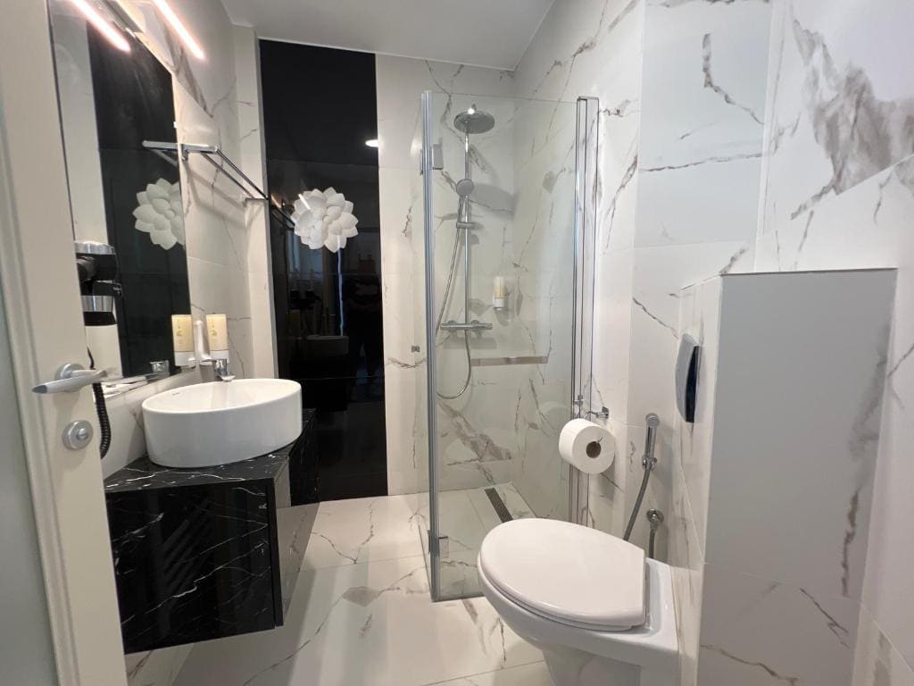 Deluxe Double Room with Shower room - Image 2