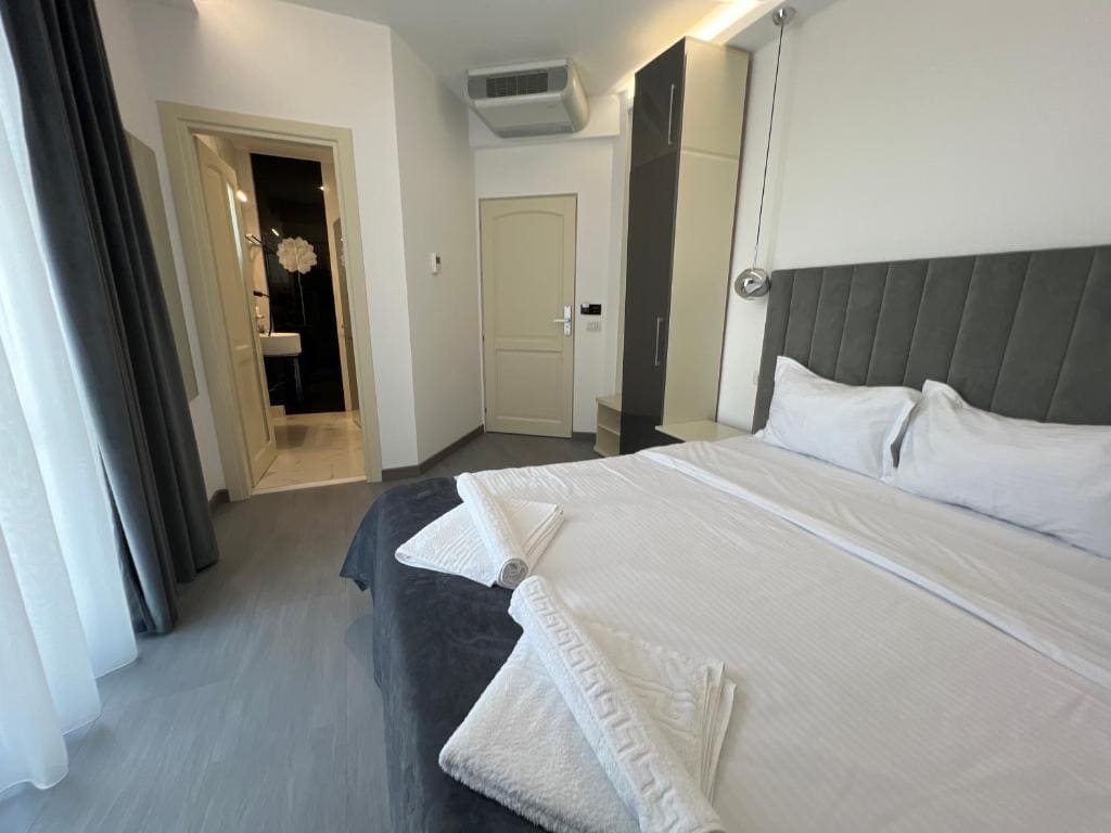 Deluxe Double Room with Shower room - Image 1