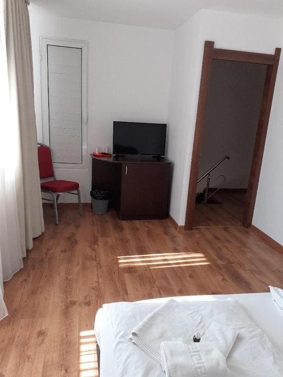 Standard Double or Twin Room with Shared Bathroom room - Image 3