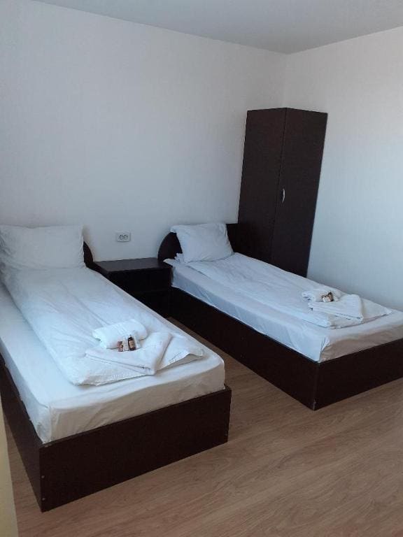 Standard Double or Twin Room with Shared Bathroom room - Image 2