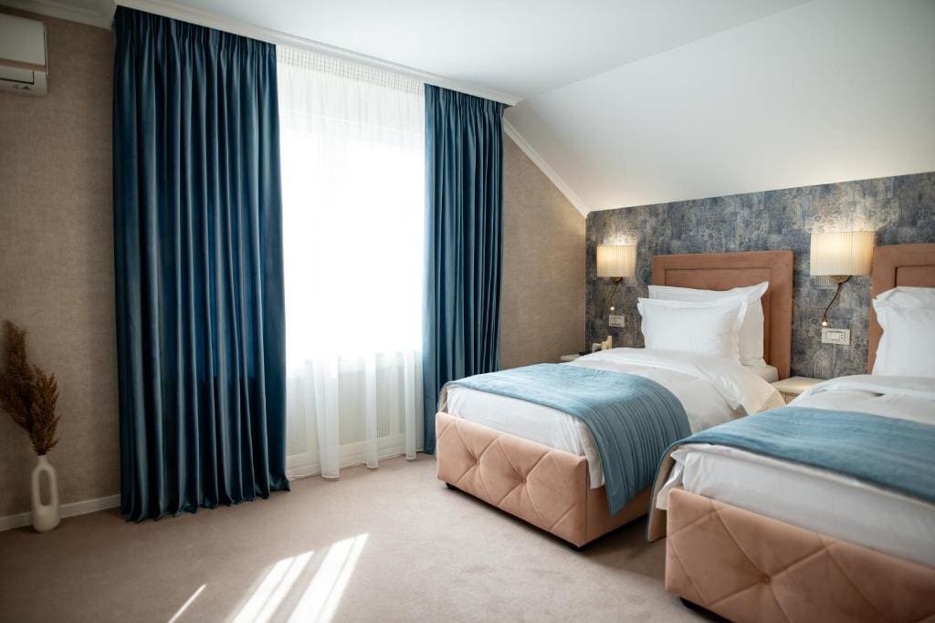 Deluxe Twin Room room - Image 2