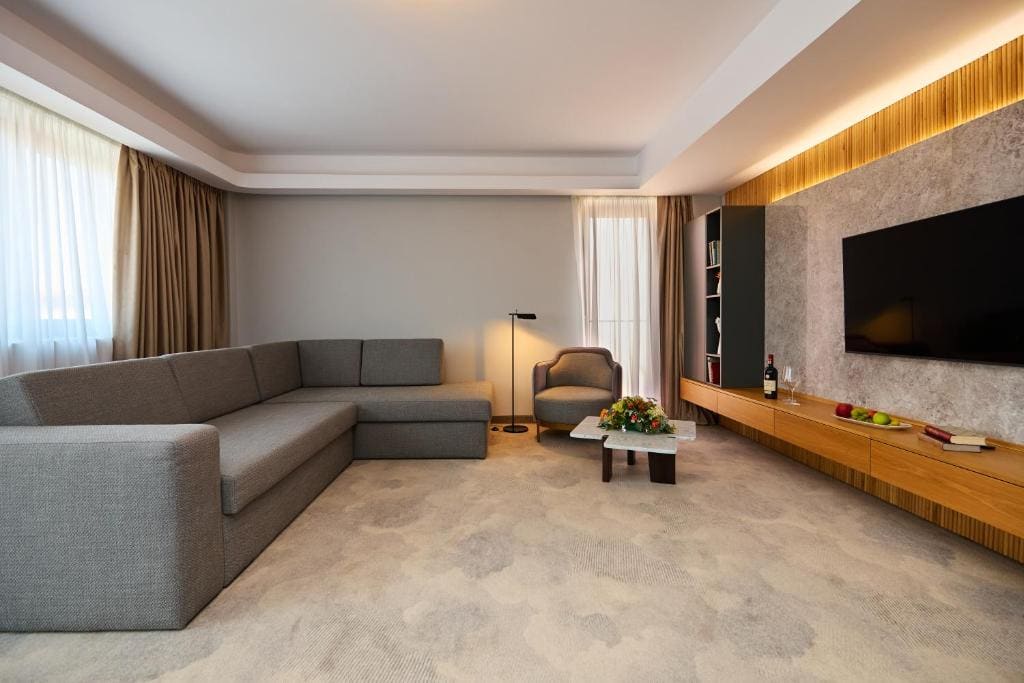 Deluxe One-Bedroom Apartment room - Image 3