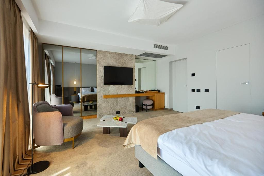 Double Room with Balcony room - Image 3