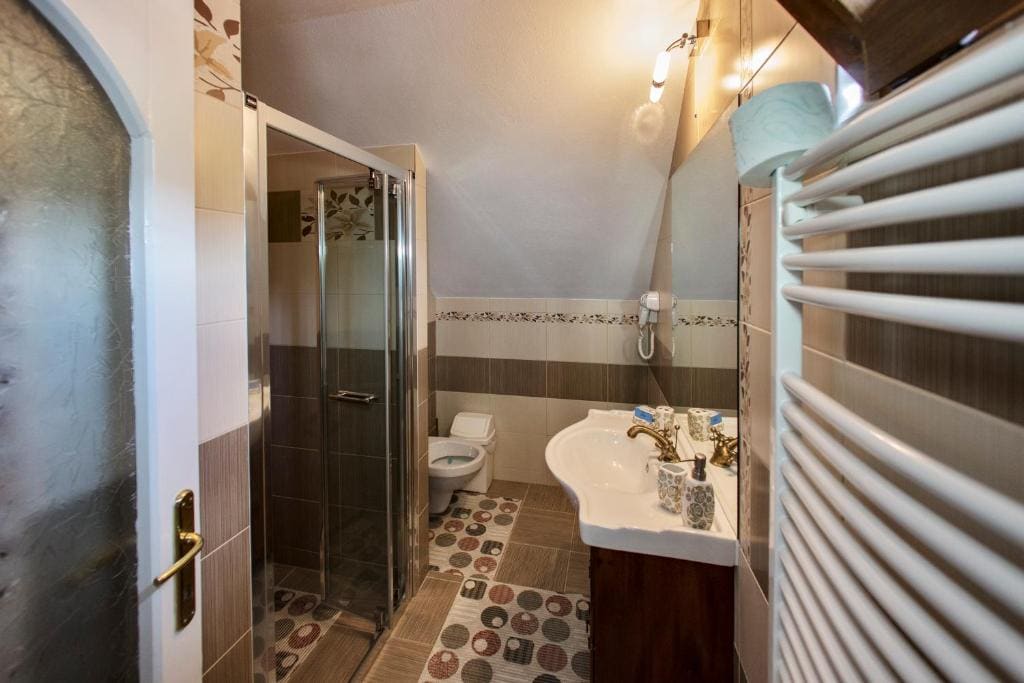 Triple Room with Private Bathroom room - Image 2