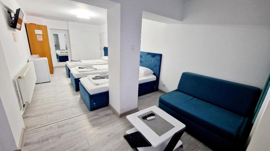 Economy Quadruple Room room - Image 1