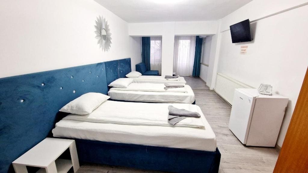 Economy Quadruple Room room - Image 2