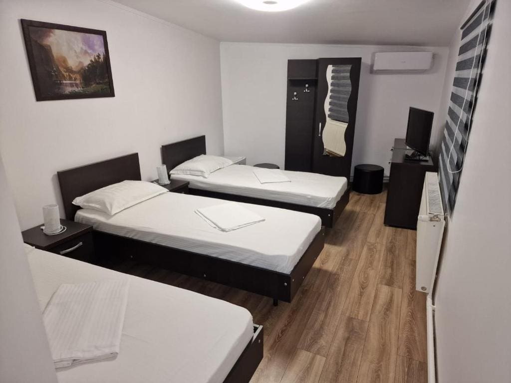 Deluxe Double Room with Shower room - Image 2