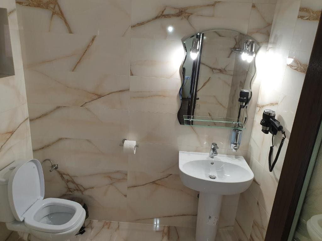 Deluxe Double Room with Shower room - Image 3