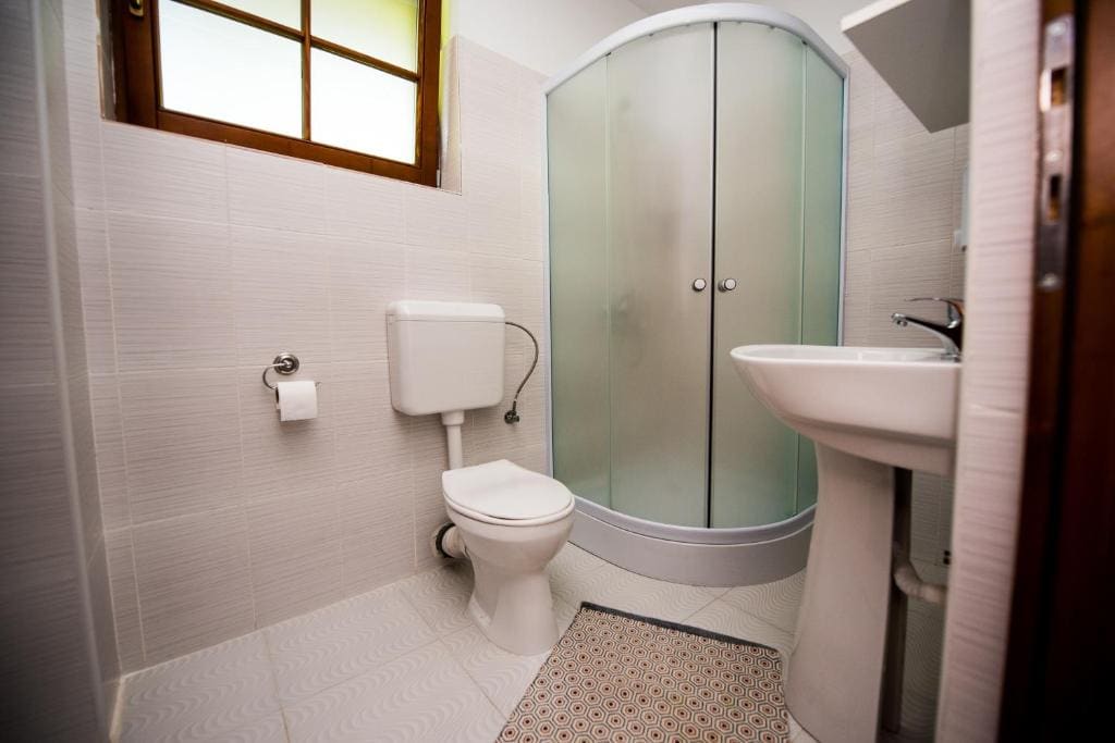 Twin Room with Bathroom room - Image 3