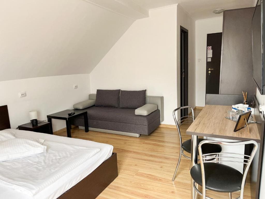Family Room room - Image 2