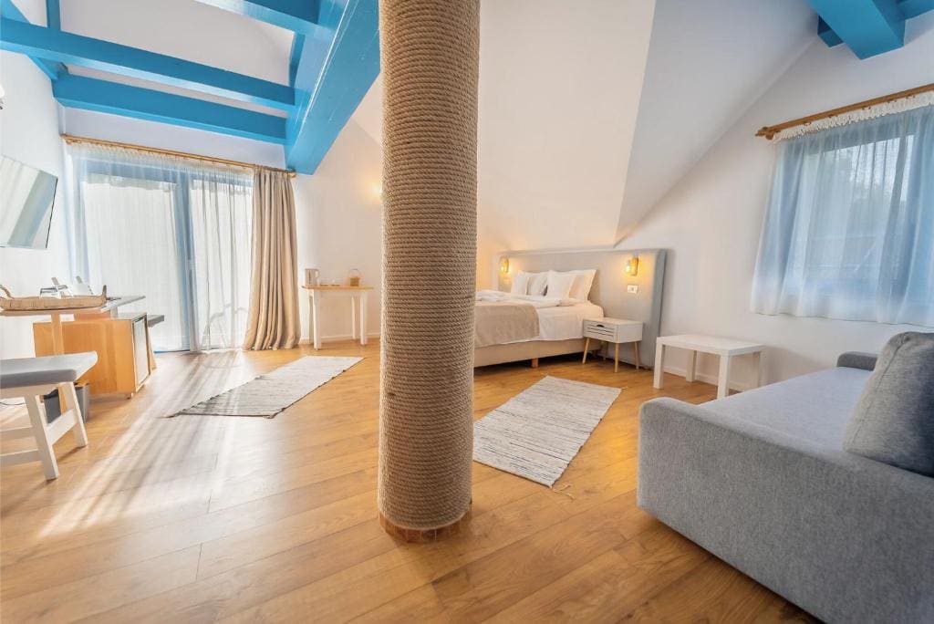 Deluxe Double Room with Balcony room - Image 3