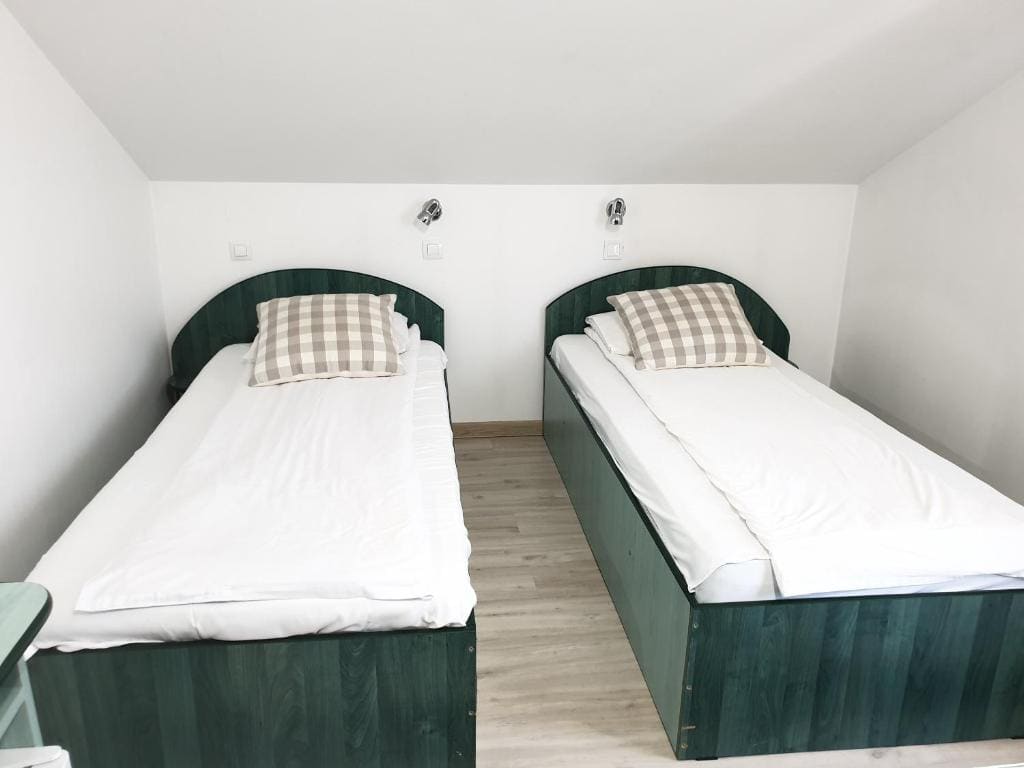Twin Room with Balcony room - Image 2