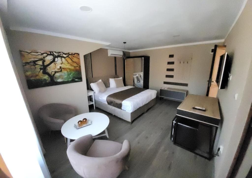 Family Room with Private Bathroom room - Image 2