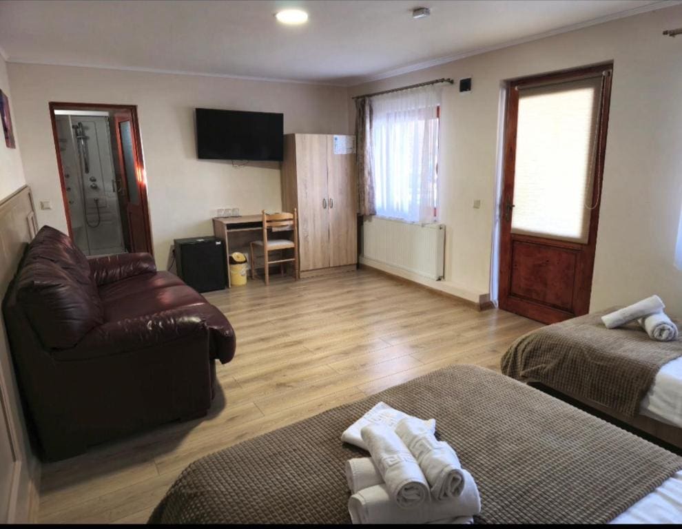 Triple Room with Private Bathroom room - Image 3
