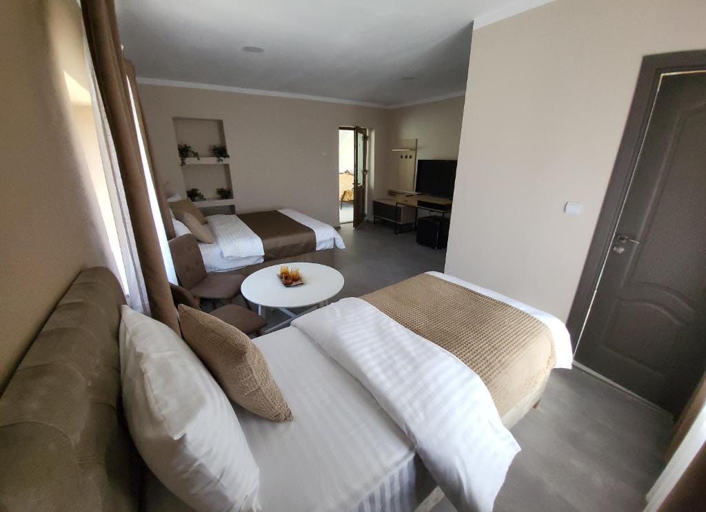 Deluxe Triple Room room - Image 1
