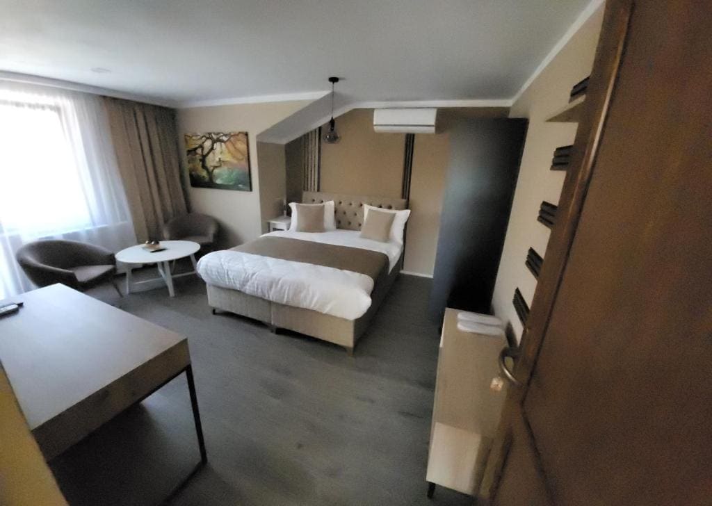Deluxe Double Room with Castle View room - Image 3