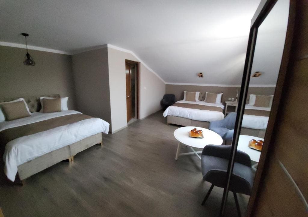 Deluxe Family Room room - Image 2