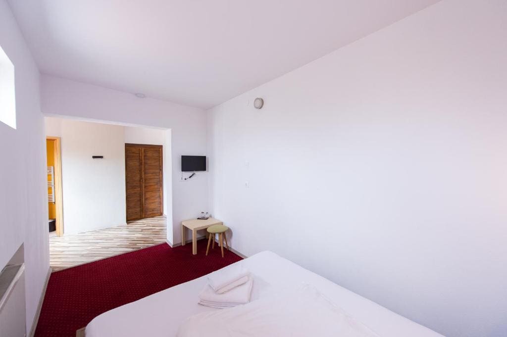 Double Room with Private Bathroom and without AC room - Image 3