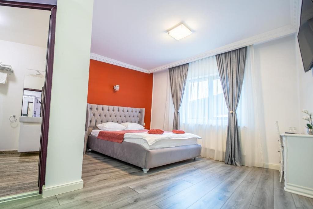 Double Room with Private Bathroom room - Image 3