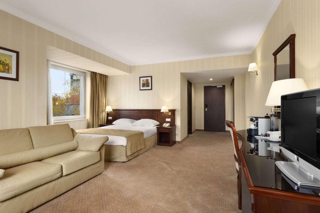 Business Room with One King Bed - Non-Smoking room - Image 1