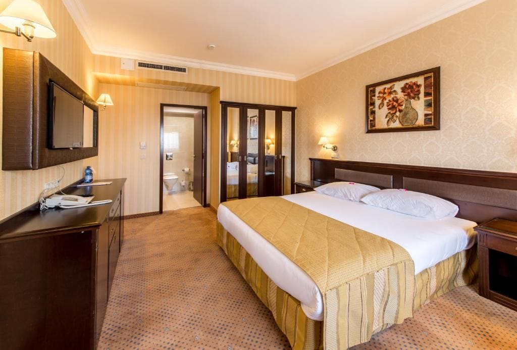 King Suite with Kitchenette room - Image 1