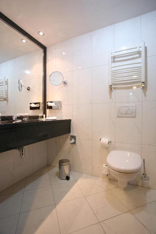 Deluxe Room with Queen Bed - Non-Smoking room - Image 1