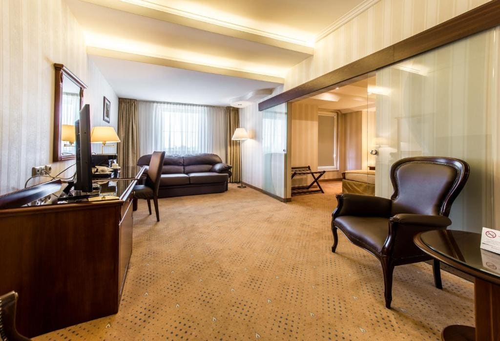 1 King Bed Non Smoking Suite room - Image 2