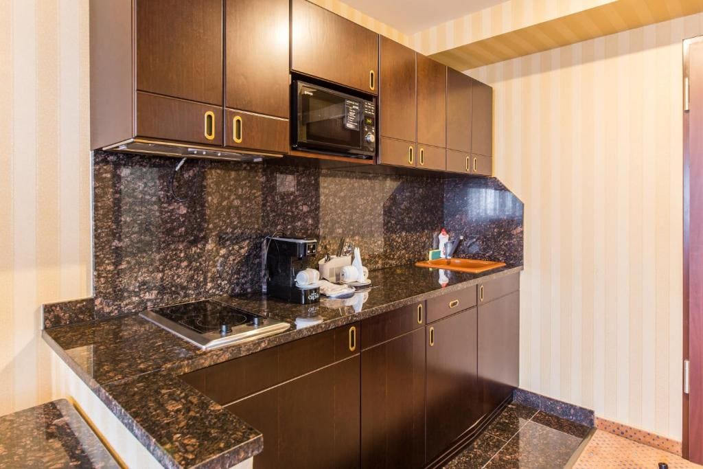 King Suite with Kitchenette room - Image 3