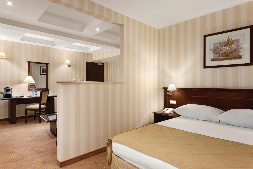 Business Room with One King Bed - Non-Smoking room - Image 2