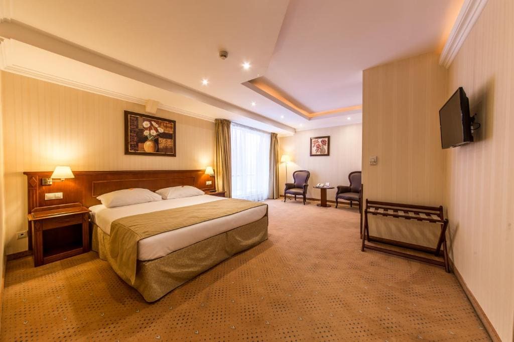 Upgraded Suite, 1 King Bed, Non Smoking room - Image 1