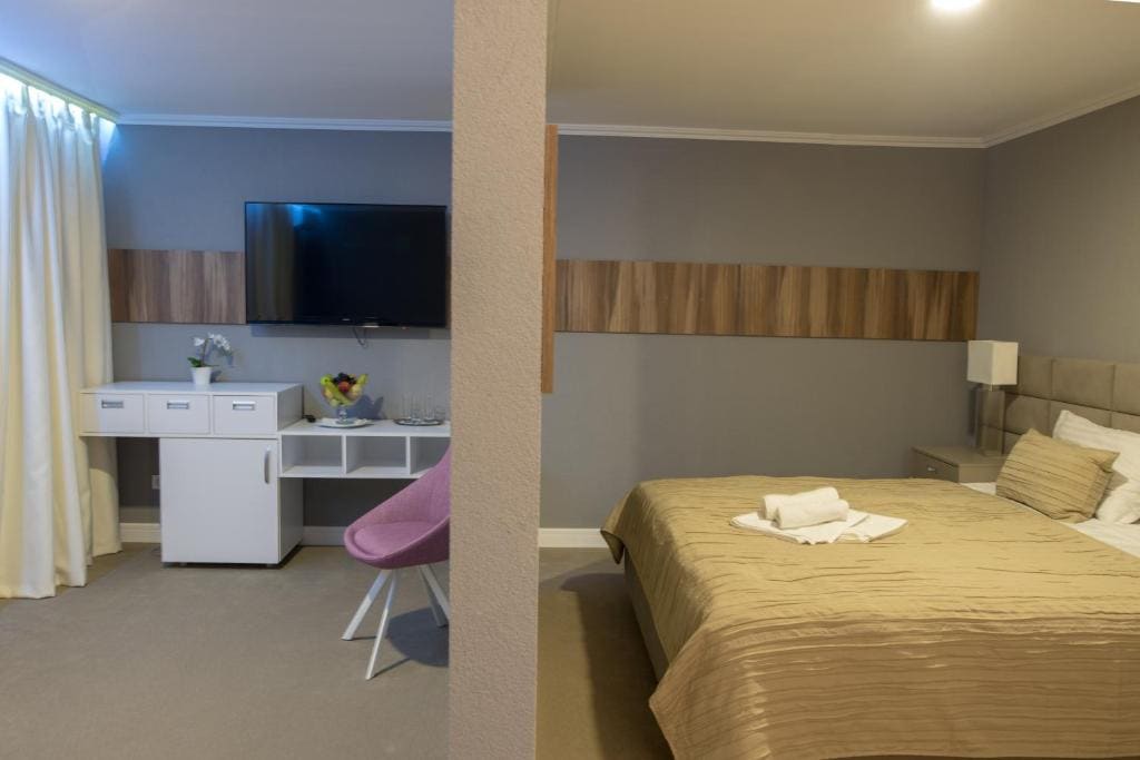 Studio with Sofa Bed room - Image 3
