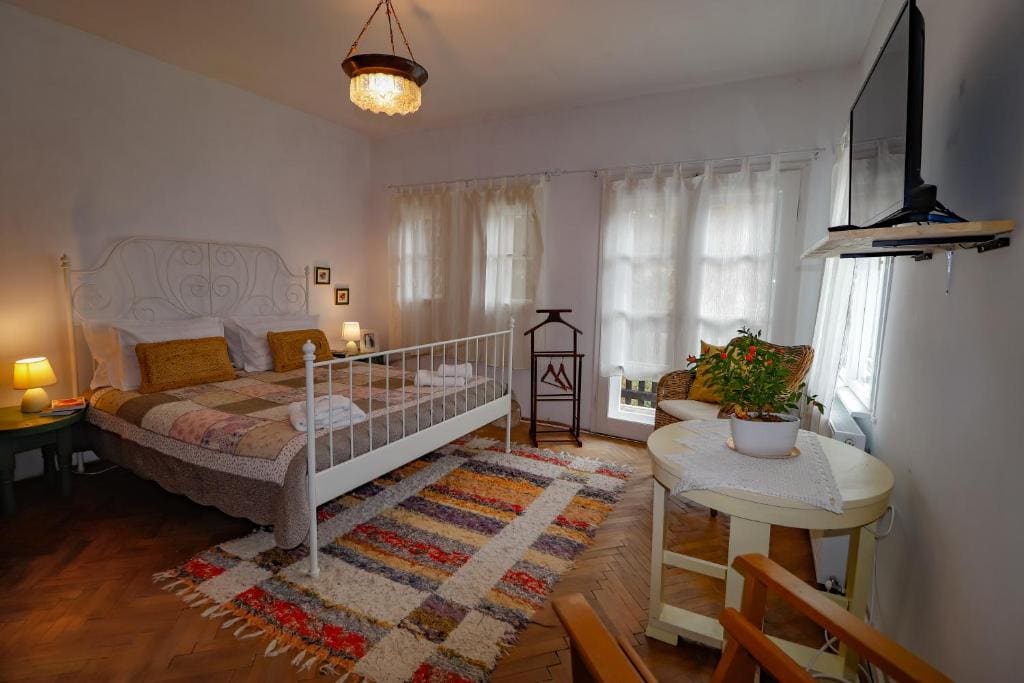 Double Room with Balcony room - Image 3