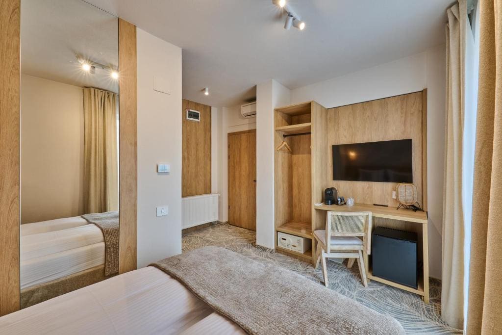 Double Room with Balcony room - Image 2