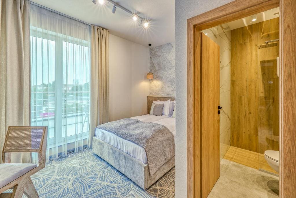 Double Room with Balcony room - Image 3