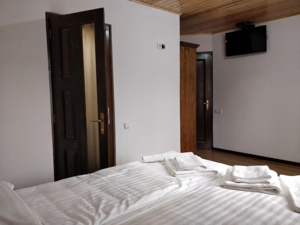 Double Room with Balcony room - Image 3