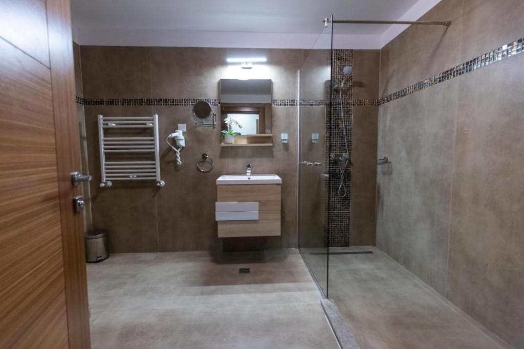 Economy Twin Room with Shared Bathroom room - Image 3