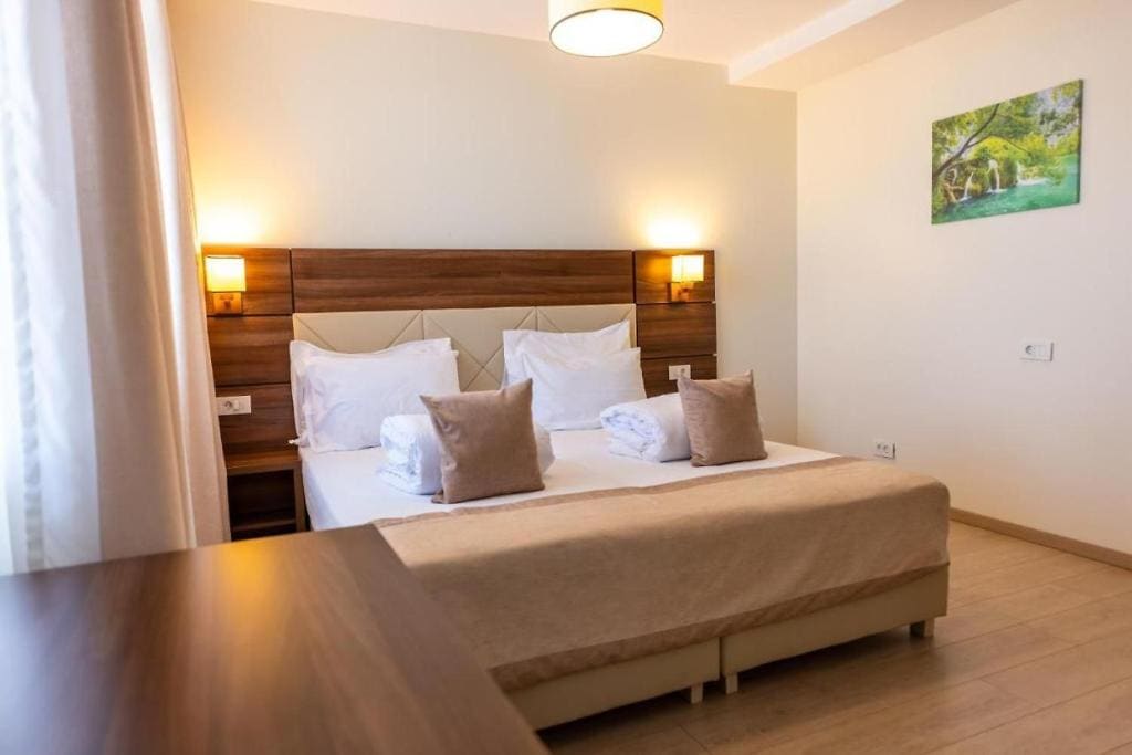 Economy Twin Room with Shared Bathroom room - Image 1