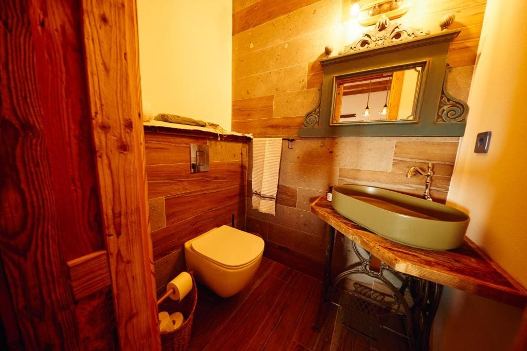 Deluxe Double Room with Bath room - Image 1