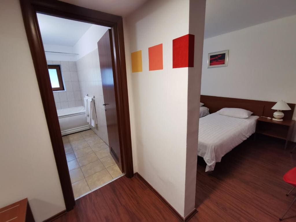 Twin Room with Private Bathroom room - Image 3